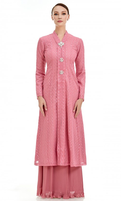 Maryam Kurung in Thulian Pink