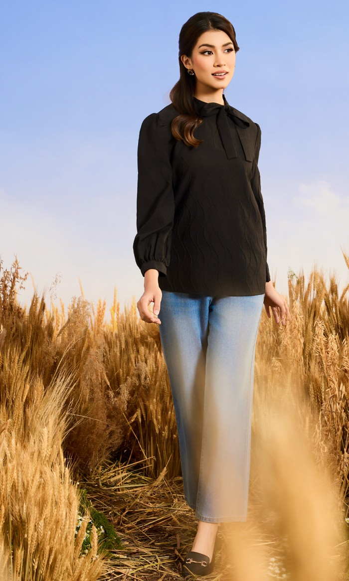 Daisy Top in Pitch Black