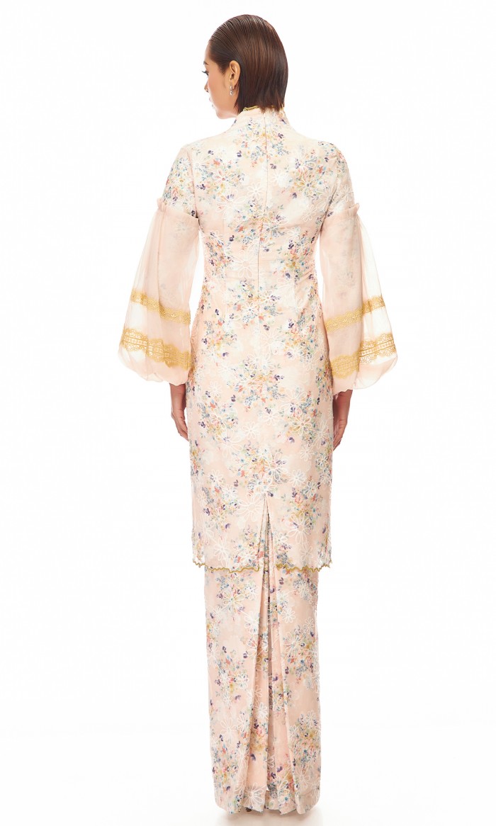 Eirlys Kurung in Salmon Pink