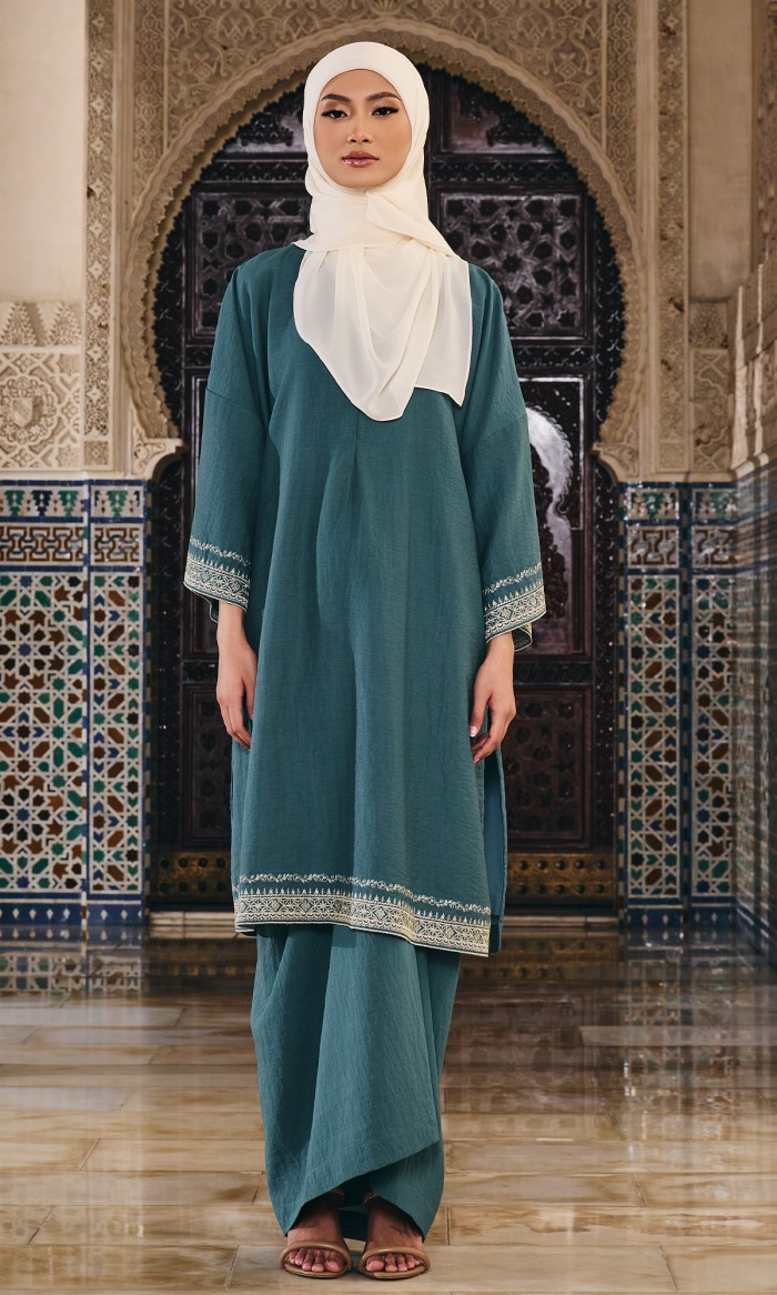 Mareeyam Kurung in Pine Green