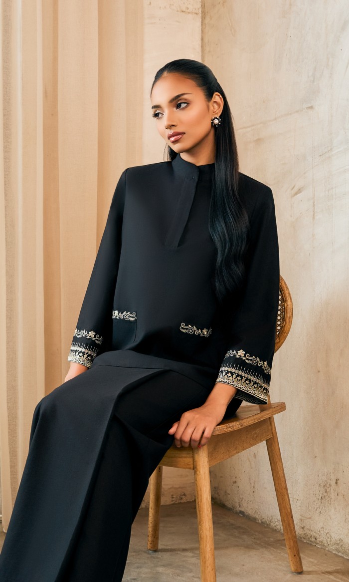 Kaseh Kurung in Black