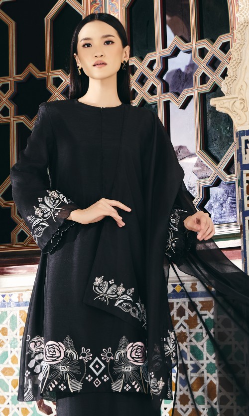Khaleesya Kurung in Raven Black