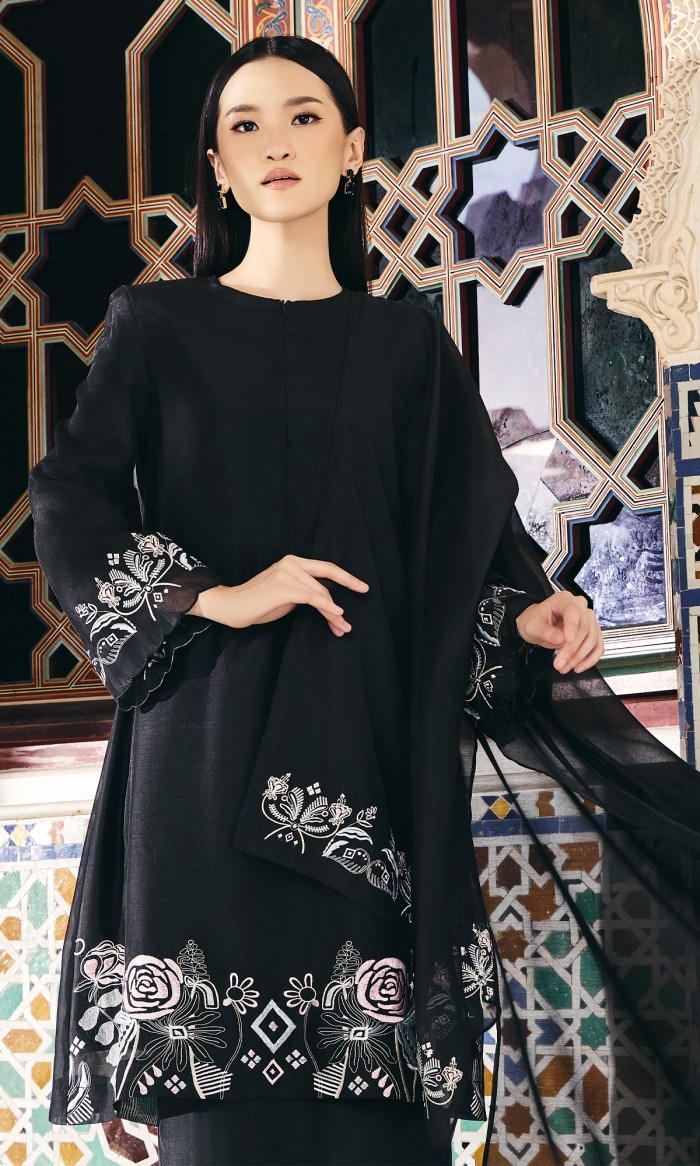 Khaleesya Kurung in Raven Black