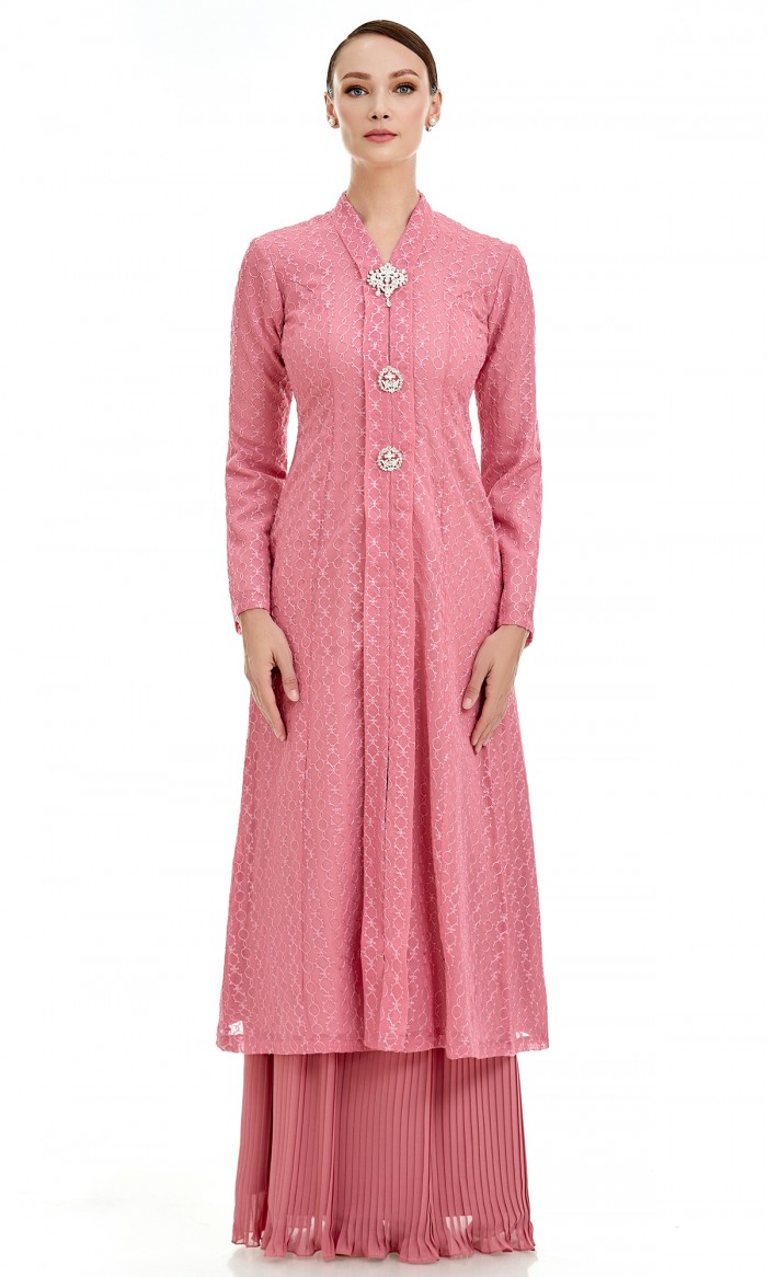 Maryam Kurung in Thulian Pink