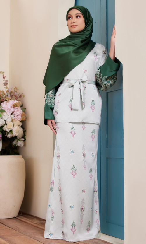 Neelar Kurung in Emerald Green