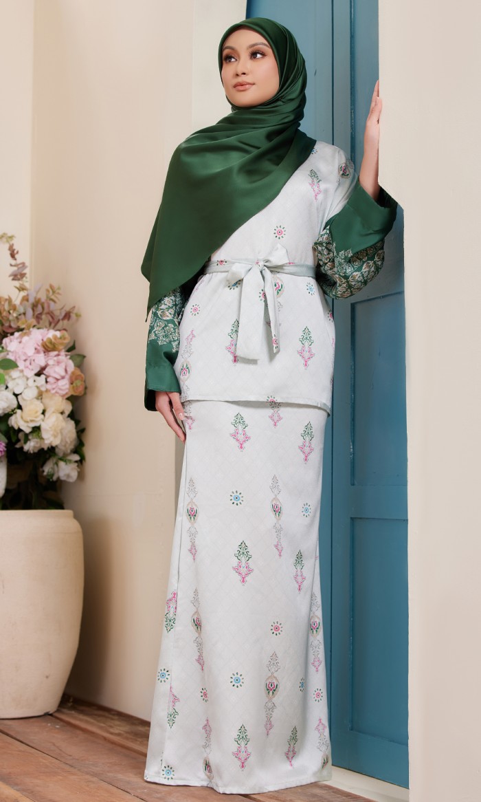 Neelar Kurung in Emerald Green