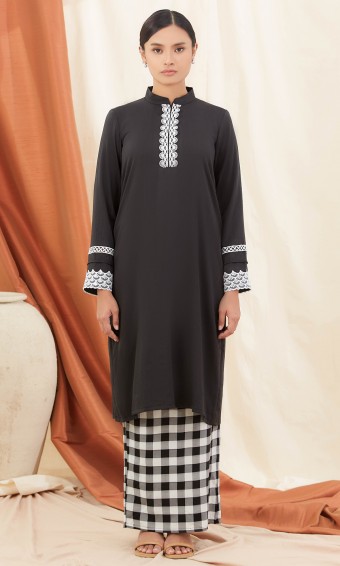 Osanna Kurung in Jade Black